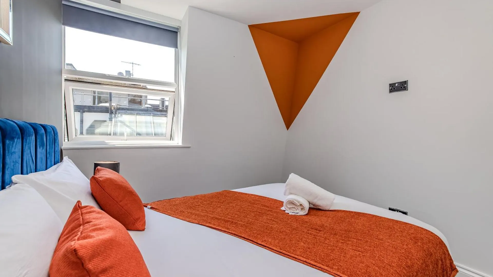 Super Central 2 Bedroom Flat Next To Brighton Shopping Center & Beach Apartment