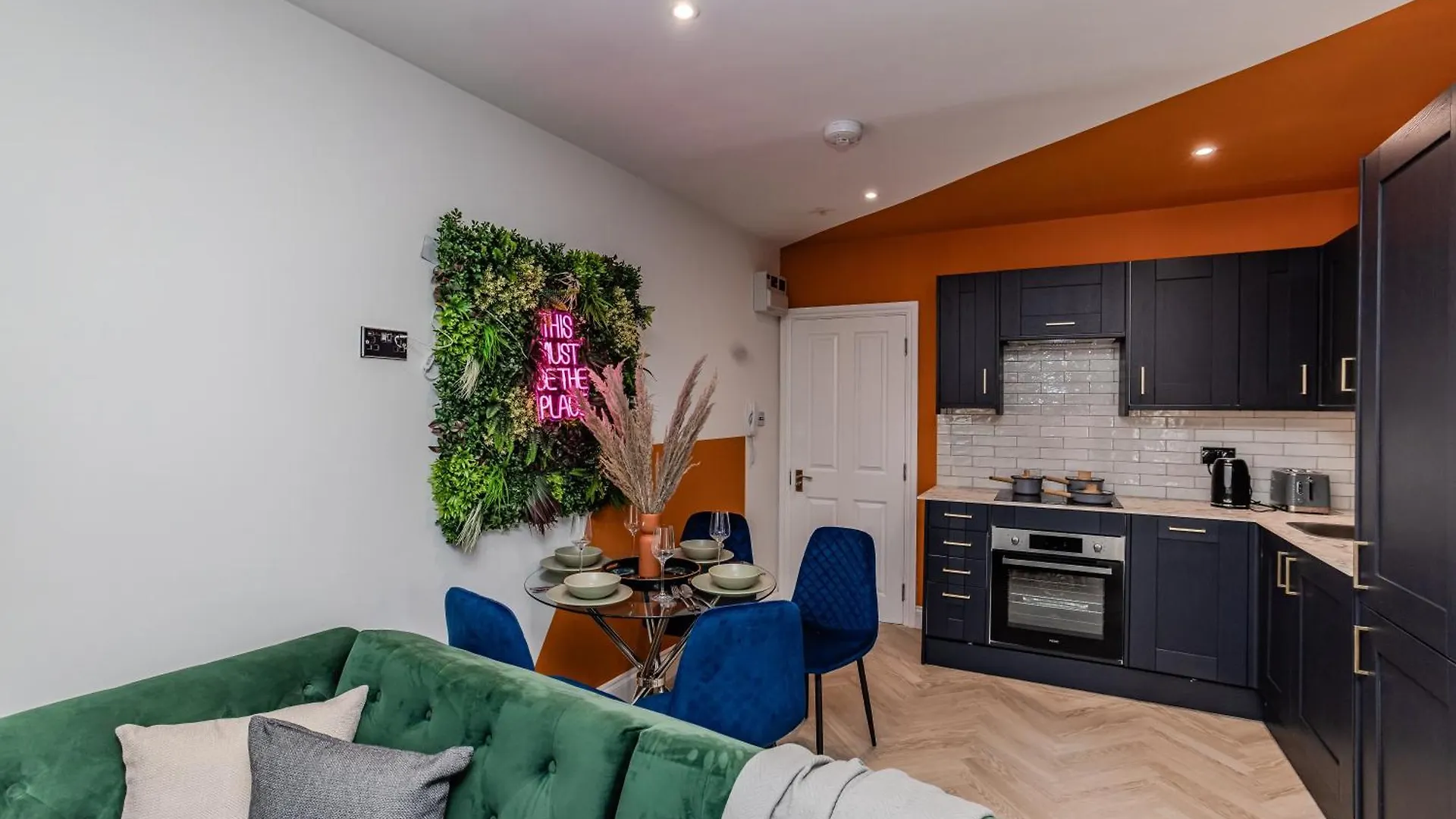 Super Central 2 Bedroom Flat Next To Brighton Shopping Center & Beach