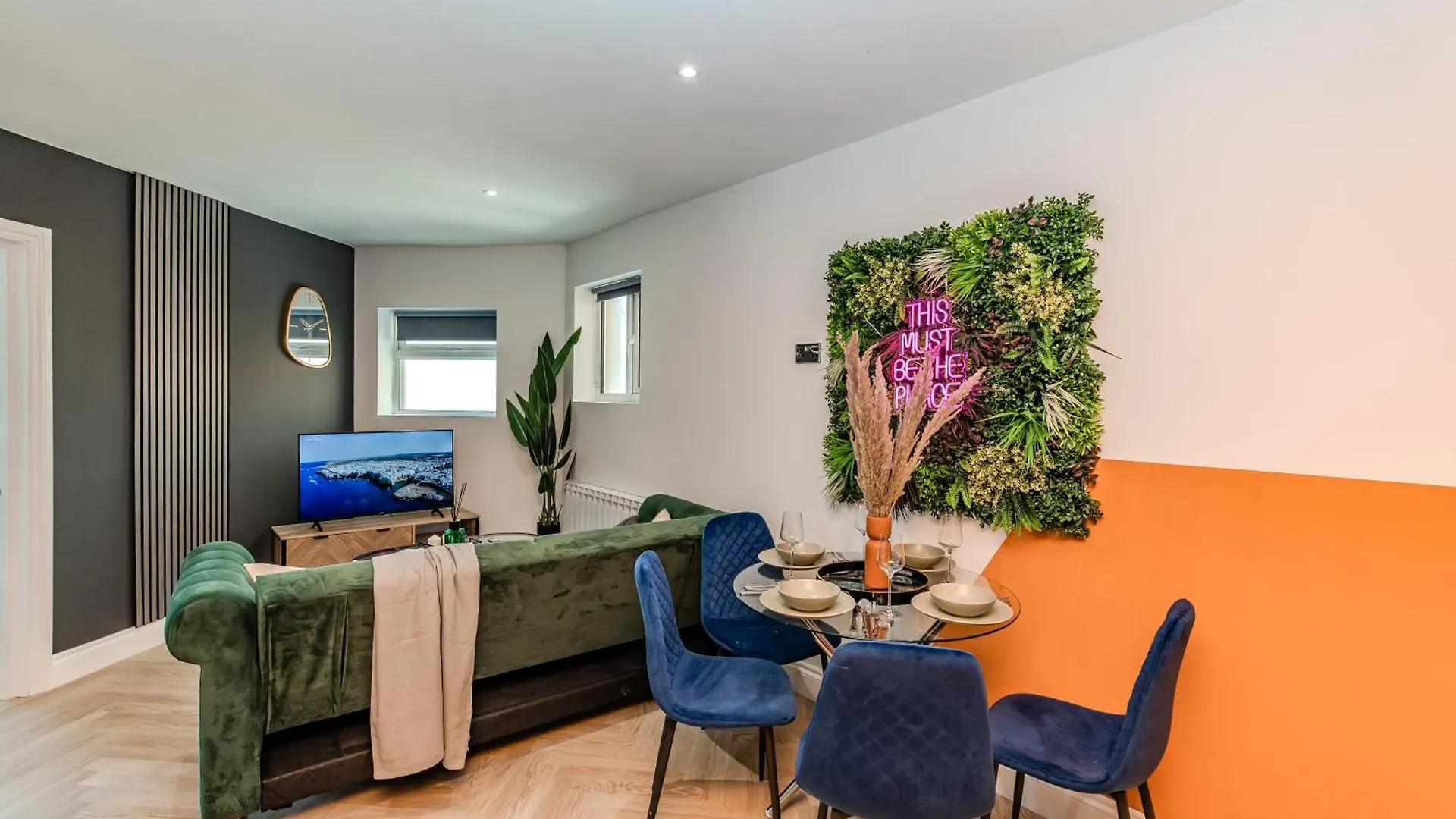 Super Central 2 Bedroom Flat Next To Brighton Shopping Center & Beach